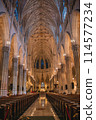 大教堂內的彩色玻璃 大教堂內的彩色玻璃 114577234