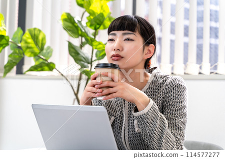 A female secretary taking a break with coffee 114577277