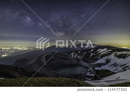 The Milky Way rising over Zao Okama 114577302