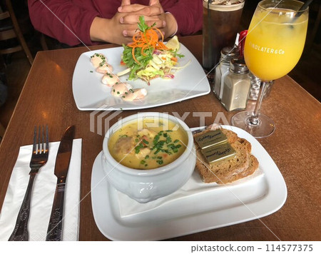 在都柏林的熱門酒吧用餐 在都柏林的熱門酒吧用餐 114577375