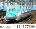 A Shinkansen train passing through Nasushiobara Station at high speed 114577390