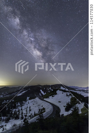 The Milky Way rising from Mount Yokote in Shiga Kogen to Mount Kusatsu-Shirane 114577830