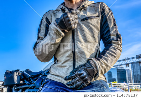 穿著春夏穿孔皮革騎行服環遊橫濱港未來的男性騎手 114578137