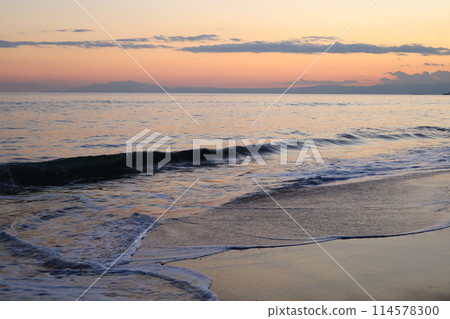 鎌倉七里濱海灘的海岸線在橙色的夕陽下閃閃發光 鎌倉七里濱海灘的海岸線在橙色的夕陽下閃閃發光 114578300