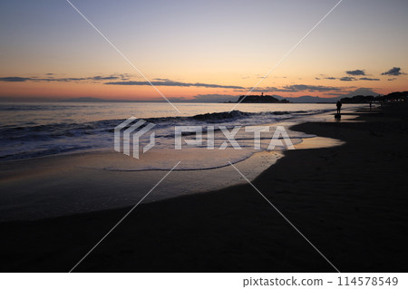 鎌倉七里濱海岸的夜景，染成橘色，江之島和富士山的輪廓 114578549