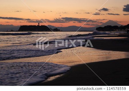 鎌倉七里濱海岸的夜景，染成橘色，江之島和富士山的輪廓 114578559