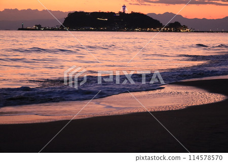 鎌倉七里濱海岸的夜景，染成橘色，江之島和富士山的輪廓 114578570