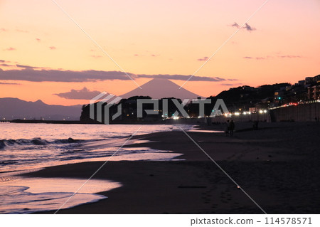 鎌倉七里濱海岸的夜景，染成橘色，江之島和富士山的輪廓 114578571