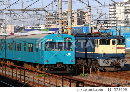 EF65 1000型與及田岬線103系報廢列車並列 114578609