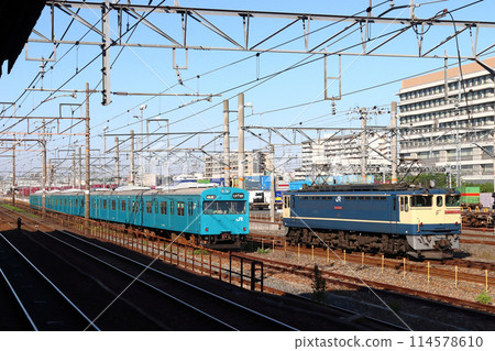 EF65 1000型與及田岬線103系報廢列車並列 114578610