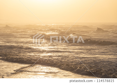 大海被日出染成橘色 大海被日出染成橘色 114578815