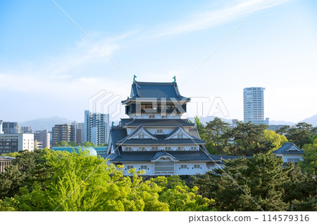 小倉城和藍天映襯下的小倉街景【福岡縣】 114579316