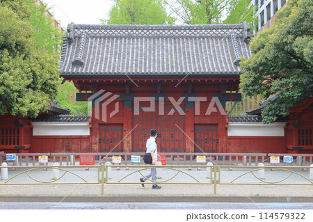 The Red Gate of Tokyo University 114579322