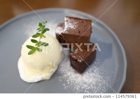 Fresh chocolate cake with vanilla ice cream 114579361