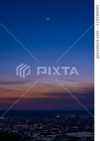 [Toyama Prefecture] Night view from Sankyomura Observation Plaza, crescent moon night (May) 114580085