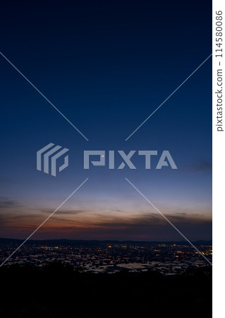 [Toyama Prefecture] Night view from Sankyomura Observation Plaza, crescent moon night (May) 114580086