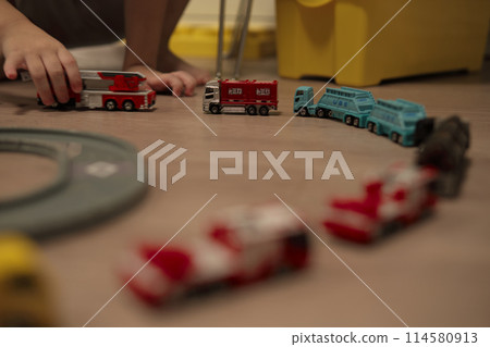 孩子在玩玩具車 114580913