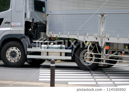 拖車在十字路口左轉的圖片 114580992