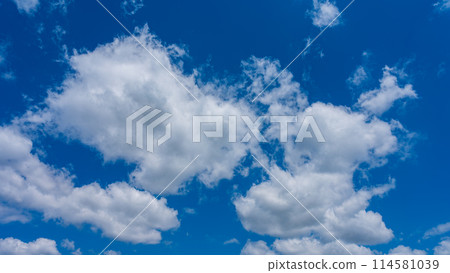 流動在藍天的白色雲彩 114581039