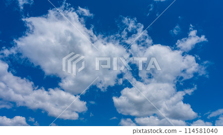 流動在藍天的白色雲彩 114581040