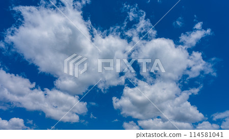 流動在藍天的白色雲彩 114581041