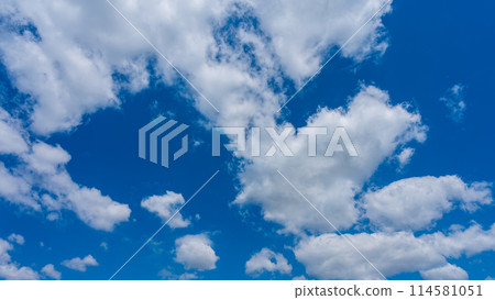 White clouds flowing in the blue sky 114581051