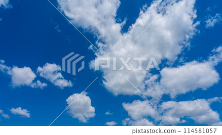 流動在藍天的白色雲彩 流動在藍天的白色雲彩 114581057