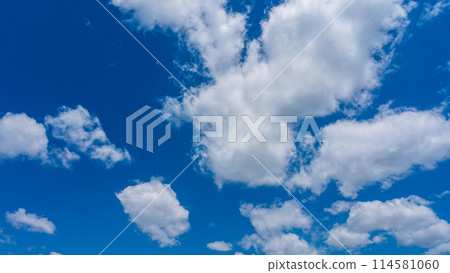 White clouds flowing in the blue sky 114581060