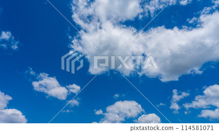 White clouds flowing in the blue sky 114581071