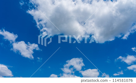 White clouds flowing in the blue sky White clouds flowing in the blue sky 114581076