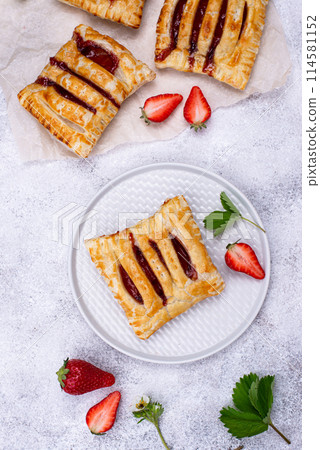 Sweet puff pastry cakes with strawberry 114581152