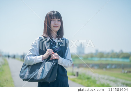 Sakura and school girls 114581604