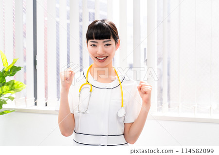 Encouraging nurse Encouraging nurse 114582099
