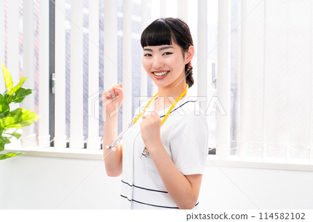 Encouraging nurse Encouraging nurse 114582102