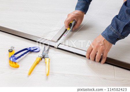 Repair of screen doors 114582423