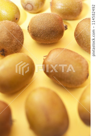 A lot of kiwi fruit lined up A lot of kiwi fruit lined up 114582492