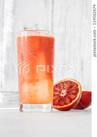 Blood red orange juice 114582674