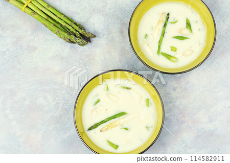 Fresh vegan asparagus soup. 114582911