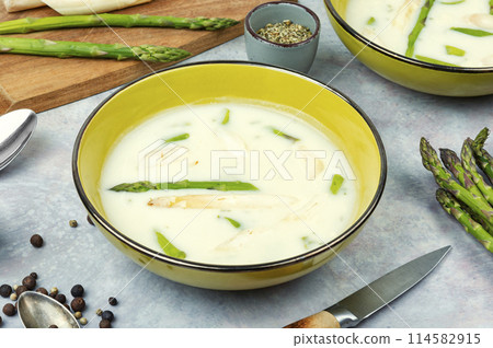 Fresh vegan asparagus soup puree. 114582915