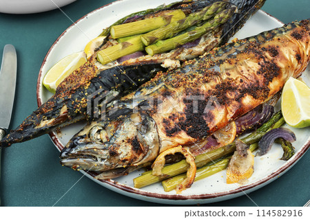 Baked scomber with asparagus. 114582916