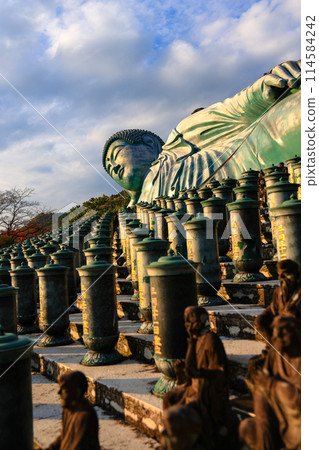 The largest reclining bronze Buddha statue in the world at nanzo-in Temple, Fukuoka Prefecture, Japan. 114584242