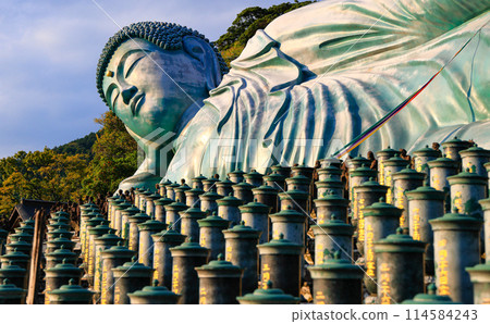 The largest reclining bronze Buddha statue in the world at nanzo-in Temple, Fukuoka Prefecture, Japan. 114584243