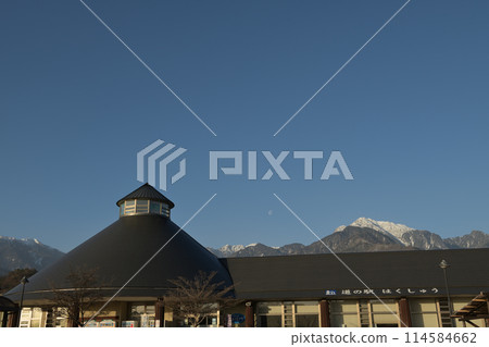 路邊車站是南阿爾卑斯山的九州山和凱駒岳。殘月仍懸在山脈之上 路邊車站是南阿爾卑斯山的九州山和凱駒岳。殘月仍懸在山脈之上 114584662