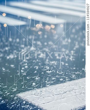 大雨落在人行道上的圖片 大雨落在人行道上的圖片 114584927