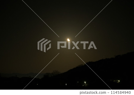 卯月22.7農曆的殘月在半夜升起。 卯月22.7農曆的殘月在半夜升起。 114584940