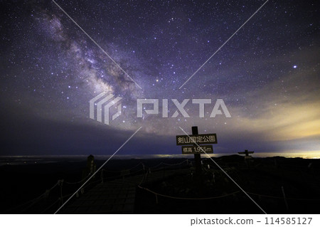 [德島縣劍山]劍山山頂標誌、銀河和星空 114585127