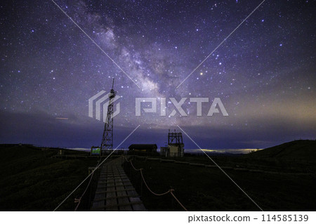 [Tokushima Prefecture, Mt. Tsurugi] The Milky Way and starry sky from the summit of Mt. Tsurugi 114585139