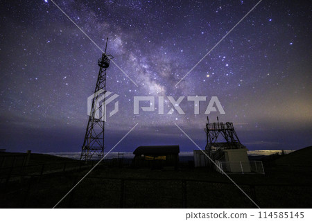 [Tokushima Prefecture, Mt. Tsurugi] The Milky Way and starry sky from the summit of Mt. Tsurugi 114585145