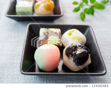 Fresh confectionery on a plate 114585463