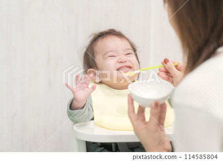 Baby food baby smile 114585804